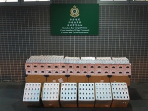 Hong Kong Customs on July 11 seized a batch of suspected controlled items, including about 44.2 kilograms of suspected synthetic cathinone (bath salts), about 1 300 suspected prohibited weapons and about 10 000 suspected alternative smoking products (ASPs), as well as about 580 items of suspected counterfeit goods, at Shenzhen Bay Control Point. The total estimated market value was about $6.3 million. Photo shows the suspected ASPs seized.