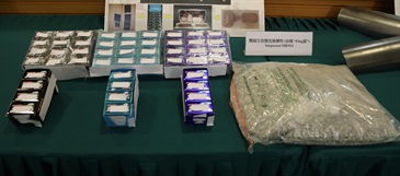 香港海關今年一月至六月在香港國際機場重點打擊利用空運貨物和旅客走私毒品的活動，共偵破三百三十二宗毒品案件，並檢獲約一點一六噸懷疑毒品，估計市值近六億元。圖示部分檢獲的懷疑搖頭丸收藏在口香糖包裝內。