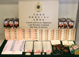 Hong Kong Customs seized a batch of suspected smuggled goods with an estimated market value of about $1.2 million at Man Kam To Control Point on July 18. Most of the seizures were collectibles with a speculative price, including seven types of old banknotes, commemorative coins, archaic bronze art pieces as well as stamps and commemorative envelopes. In addition, it also included duty-not-paid liquor, suspected controlled pharmaceutical products and suspected counterfeit goods. Photo shows some of the suspected smuggled goods.