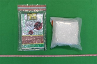 香港海關昨日（七月二十六日）在大埔檢獲約十七公斤懷疑冰毒，估計市值約七百八十萬元。圖示其中一個藏有懷疑冰毒的茶葉包裝袋。