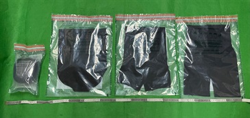 香港海關昨日（八月二十七日）在香港國際機場檢獲約一公斤懷疑可卡因，估計市值約八十四萬元。圖示檢獲的懷疑可卡因和用作收藏毒品的衣服。