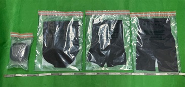Hong Kong Customs yesterday (August 27) seized about 1 kilogram of suspected cocaine with an estimated market value of about $840,000 at Hong Kong International Airport. Photo shows the suspected cocaine seized and the clothing used to conceal the drugs.