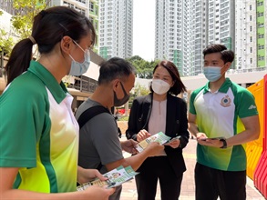 Hong Kong Customs last month launched a publicity campaign themed "Combating Against Unfair Trade Practice, Addressing People&acute;s Concerns and Difficulties in Daily Life" to enhance public awareness of the Trade Descriptions Ordinance, with a view to safeguarding consumer rights. Photo shows Customs officers distributing pamphlets to remind members of the public about consumer pitfalls.