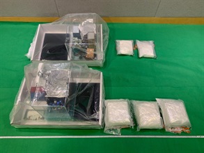 Hong Kong Customs on August 9 and 15 and yesterday (September 7) seized about 12 kilograms of suspected methamphetamine and about 570 grams of suspected heroin, with an estimated market value of about $6.9 million and about $680,000 respectively, in Hong Kong International Airport, Tuen Mun, Kwai Chung, Mong Kok and San Po Kong. Photo shows the suspected methamphetamine seized by Customs officers in Tuen Mun and Mong Kok and the figure used to conceal the drugs.