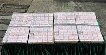 香港海关昨日（九月二十一日）在香港西面水域进行反走私行动，于烂角咀对开海域侦破一宗涉嫌利用内河船走私货物的案件，检获一批已投注并将于今晚开彩的六合彩彩票。另外检获的一批怀疑走私货物，包括平板电脑和最新型号的全新智能手机，估计市值约一千万元。图示部分检获的六合彩彩票。