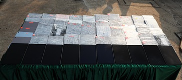 香港海关昨日（九月二十一日）在香港西面水域进行反走私行动，于烂角咀对开海域侦破一宗涉嫌利用内河船走私货物的案件，检获一批已投注并将于今晚开彩的六合彩彩票。另外检获的一批怀疑走私货物，包括平板电脑和最新型号的全新智能手机，估计市值约一千万元。图示部分检获的怀疑走私平板电脑。