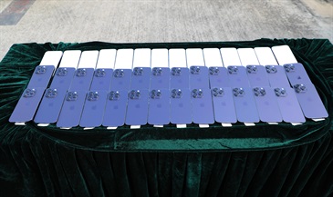 香港海关昨日（九月二十一日）在香港西面水域进行反走私行动，于烂角咀对开海域侦破一宗涉嫌利用内河船走私货物的案件，检获一批已投注并将于今晚开彩的六合彩彩票。另外检获的一批怀疑走私货物，包括平板电脑和最新型号的全新智能手机，估计市值约一千万元。图示部分检获的怀疑走私最新型号全新智能手机。