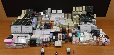 香港海关九月二十九日采取执法行动，打击网上售卖冒牌香水和化妆护肤品，检获共约一千三百件怀疑冒牌产品，估计市值约三十六万元。图示部分检获的怀疑冒牌产品。