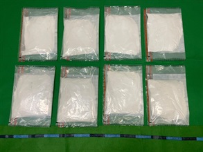 香港海關昨日（十月五日）在香港國際機場檢獲約六公斤懷疑可卡因，估計市值約六百二十萬元。圖示檢獲的懷疑可卡因。