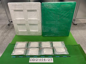 香港海關今日（十月十七日）在香港國際機場檢獲約十一公斤懷疑氯胺酮，估計市值約六百三十萬元。圖示檢獲的懷疑氯胺酮和用作收藏毒品的膠卡板。