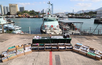Hong Kong Customs yesterday (October 24) mounted an anti-smuggling operation in the southern waters of Lantau Island and detected a suspected case of using a cargo vessel to smuggle goods in the waters near Fan Lau. A batch of suspected smuggled goods with an estimated market value of about $20 million was seized. Photo shows some of the suspected smuggled goods seized.