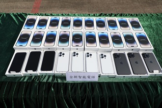 香港海关昨日（十月二十四日）在大屿山南面水域进行反走私行动，于分流附近海域侦破一宗涉嫌利用货船走私货物的案件，检获一批怀疑走私货物，估计市值约二千万元。图示部分检获的怀疑走私最新型号全新智能手机。