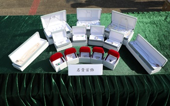 香港海关昨日（十月二十四日）在大屿山南面水域进行反走私行动，于分流附近海域侦破一宗涉嫌利用货船走私货物的案件，检获一批怀疑走私货物，估计市值约二千万元。图示部分检获的怀疑走私名贵首饰。