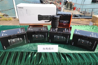 香港海关昨日（十月二十四日）在大屿山南面水域进行反走私行动，于分流附近海域侦破一宗涉嫌利用货船走私货物的案件，检获一批怀疑走私货物，估计市值约二千万元。图示部分检获的怀疑走私相机镜头。