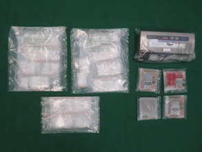 Hong Kong Customs yesterday (October 26) and today (October 27) seized about 1.3 kilograms of suspected methamphetamine with an estimated market value of about $760,000 and about 122 000 suspected illicit cigarettes with an estimated market value of $340,000 and a duty potential of about $230,000 in Kwai Fong and Kwun Tong respectively. Photo shows the suspected methamphetamine and the batch of drug packaging paraphernalia seized.