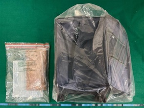 香港海關昨日（十月二十八日）在香港國際機場檢獲約一公斤懷疑可卡因，估計市值約九十萬元。圖示檢獲的懷疑可卡因和用作收藏毒品的寄艙行李箱。