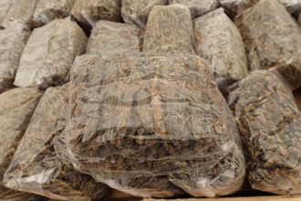 Hong Kong Customs on October 26 detected a suspected case of using an ocean-going vessel to smuggle goods to the Mainland at the Kwai Chung Container Terminals. A large batch of suspected smuggled goods, including expensive food ingredients, table wines, electronic goods, solid waste and scheduled endangered species, with a total estimated market value of about $300 million was seized. This is the largest sea smuggling case detected by Customs this year in terms of the seizure value. Photo shows some of the suspected dried Gekko gecko seized.