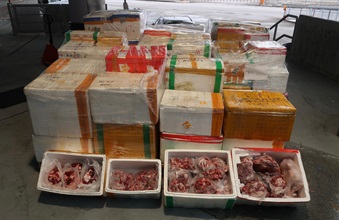 香港海关十一月六日在港珠澳大桥香港口岸检获约五千二百公斤怀疑走私大闸蟹和约二千五百公斤怀疑走私冻肉，估计市值共约二百九十万元。图示检获的怀疑走私冻肉。