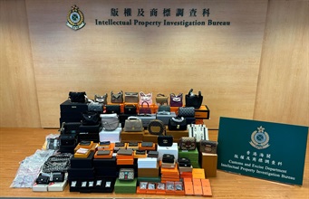 香港海關昨日（十一月十四日）採取執法行動，打擊網上售賣冒牌皮具和飾物，檢獲約三百八十件懷疑冒牌物品，包括皮手袋、皮銀包和飾物，估計市值約七十五萬元。圖示部分檢獲的懷疑冒牌物品。
