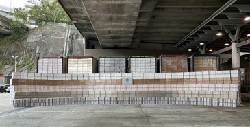Hong Kong Customs on November 15 mounted an anti-illicit cigarette operation in Tsing Yi and Kwai Chung and detected a large-scale illicit cigarette smuggling case with a total seizure of about 64 million suspected illicit cigarettes. The estimated market value and the duty potential were respectively $180 million and $120 million approximately. Photo shows the suspected illicit cigarettes seized.