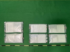 香港海关昨日（十一月二十五日）在香港国际机场检获约三公斤怀疑可卡因，估计市值约二百六十万元。图示检获的怀疑可卡因。