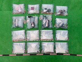 香港海关昨日（十二月二日）在香港国际机场检获约八百五十克怀疑可卡因，估计市值约七十三万元。图示海关人员在四个香水瓶和两瓶止汗剂的暗格内发现怀疑可卡因。