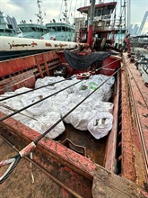 香港海關十二月二日在香港南面水域進行反走私行動，偵破一宗涉嫌利用貨船走私的案件，檢獲約二十五噸懷疑走私凍肉，估計市值約二百二十萬元。圖示部分在貨船上檢獲的懷疑走私凍肉。