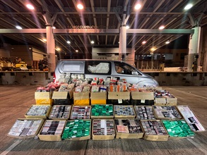 香港海关昨日（十二月十五日）在香港西面水域进行反走私行动，侦破一宗涉嫌利用快艇走私的案件，检获一批怀疑走私物品，包括手提电话、平板电脑、燕窝、干海参、干鹿尾巴、饰物和其他电子产品，估计市值约一千二百万元。图示检获的怀疑走私物品和被扣查的轻型货车。