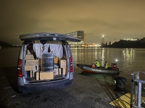 香港海关昨日（十二月十五日）在香港西面水域进行反走私行动，侦破一宗涉嫌利用快艇走私的案件，检获一批怀疑走私物品，包括手提电话、平板电脑、燕窝、干海参、干鹿尾巴、饰物和其他电子产品，估计市值约一千二百万元。图示涉嫌用作走私货物的轻型货车。