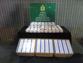 香港海關去年十二月二十七日至今年一月一日期間展開特別行動，於陸路管制站加強打擊跨境貨車走私藥物和防疫物資的活動。圖示部分檢獲的懷疑走私藥物。