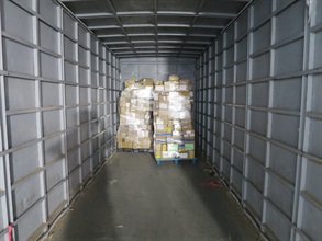 香港海關去年十二月二十七日至今年一月一日期間展開特別行動，於陸路管制站加強打擊跨境貨車走私藥物和防疫物資的活動。圖示海關人員於一輛貨車的貨櫃內檢獲的部分懷疑走私藥物和防疫物資。