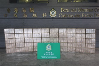 香港海關昨日（一月三日）在青衣海關驗貨場偵破兩宗懷疑海路走私香煙案件，並檢獲約一百萬支懷疑私煙，估計市值約二百八十萬元，應課稅值約一百九十萬元。圖示部分檢獲的懷疑私煙。