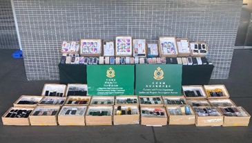 Hong Kong Customs seized a total of about 6 000 items of suspected counterfeit mobile phones and accessories with an estimated market value of about $6 million at Shenzhen Bay Control Point on May 22. Photo shows the suspected counterfeit mobile phones and accessories seized.