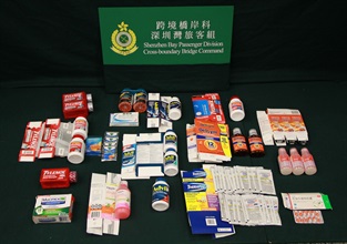 Hong Kong Customs yesterday (January 16) detected a suspected medicine smuggling case at Shenzhen Bay Control Point and seized about 3 400 tablets and about 900 millilitres of suspected controlled medicines with a total estimated market value of about $3,000. Photo shows some of the suspected controlled medicines seized, mainly including pain and fever relief medicines containing paracetamol or ibuprofen.