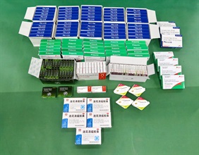 Hong Kong Customs yesterday (January 18) detected three suspected medicine smuggling cases at Hong Kong International Airport. About 5 400 tablets and about 350 grams of suspected controlled medicines with a total estimated market value of about $250,000 were seized. Photo shows the suspected controlled medicines, including COVID-19 oral drugs and controlled virility products, seized by Customs officers from the check-in baggage of a 36-year-old incoming male passenger.