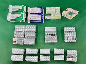 Hong Kong Customs yesterday (January 18) detected three suspected medicine smuggling cases at Hong Kong International Airport. About 5 400 tablets and about 350 grams of suspected controlled medicines with a total estimated market value of about $250,000 were seized. Photo shows the COVID-19 oral drugs and controlled virility products seized by Customs officers from the check-in baggage of a 32-year-old incoming male passenger.