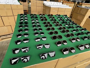 香港海關過去兩周（一月三日至十六日）採取代號「追跡者IV」的執法行動，打擊跨境轉運及本地冒牌貨物銷售活動，檢獲共約九萬件懷疑冒牌貨物，估計市值共約四千萬元。圖示部分檢獲的懷疑冒牌太陽眼鏡。