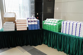 In view of the increasing demand of COVID-19 oral drugs from society and an upward trend of related smuggling cases since January this year, Hong Kong Customs has conducted special operations to strengthen enforcement against the smuggling of COVID-19 oral drugs into Hong Kong. Since the operations, Customs has detected 33 suspected smuggling cases of imported COVID-19 oral drugs. About 257 000 tablets of COVID-19 oral drugs with an estimated market value of over $15 million have been seized. Photo shows some of the suspected smuggled COVID-19 oral drugs seized through parcel and cargo channels as well as from incoming passengers.