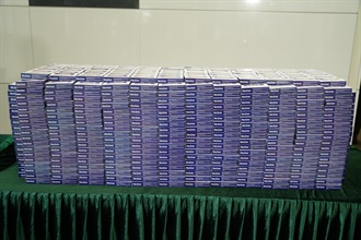 In view of the increasing demand of COVID-19 oral drugs from society and an upward trend of related smuggling cases since January this year, Hong Kong Customs has conducted special operations to strengthen enforcement against the smuggling of COVID-19 oral drugs into Hong Kong. Since the operations, Customs has detected 33 suspected smuggling cases of imported COVID-19 oral drugs. About 257 000 tablets of COVID-19 oral drugs with an estimated market value of over $15 million have been seized. Photo shows some of the suspected smuggled COVID-19 oral drugs seized through the cargo channel.