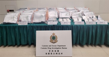 Hong Kong Customs yesterday (February 13) seized a total of about 51 kilograms of suspected dangerous drugs, including about 48kg of suspected heroin, about 1.8kg of suspected cocaine, about 1.1kg of suspected ketamine and about 410 grams of suspected crack cocaine, in Cheung Sha Wan and Tai Kok Tsui. The total estimated market value was about $44 million. Photo shows the suspected dangerous drugs and suspected drug packaging paraphernalia seized, with the clothbags used to conceal the drugs.