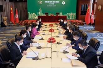 The Commissioner of Customs and Excise, Ms Louise Ho (fourth left) and senior officials of the Hong Kong Customs meet with the Vice-Minister of General Administration of Customs of the People’s Republic of China, Mr Wang Lingjun (fourth right) and his delegation at Customs Headquarters Building today (February 14).