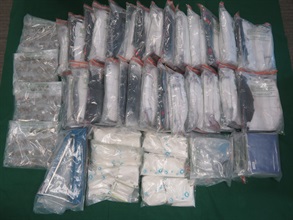 Hong Kong Customs yesterday (February 15) seized about 18 kilograms of suspected heroin and about 800 grams of suspected cannabis buds in Tsuen Wan and Tai Po respectively. The total estimated market value was about $16 million. Photo shows the suspected dangerous drugs and suspected drug packaging paraphernalia seized, with the clothbags and plastic bags used to conceal the drugs.