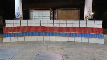 香港海关昨日（二月二十三日）采取特别执法行动打击私烟，在油麻地锚地一带海面侦破一宗涉嫌利用趸船走私香烟的案件，检获约二千六百五十万支怀疑私烟，估计市值约八千九百万元，应课税值约六千六百万元。图示检获的怀疑私烟。