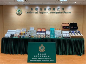 香港海關昨日（二月二十七日）採取執法行動，打擊網上售賣冒牌化妝品、香水和電器，檢獲約一千八百件懷疑冒牌物品，估計市值約三十三萬元。圖示部分檢獲的懷疑冒牌物品。