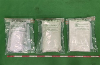 Hong Kong Customs yesterday (February 28) detected a passenger drug trafficking case at Hong Kong International Airport and seized about 3.2 kilograms of suspected methamphetamine with an estimated market value of about $1.7 million. Photo shows the clothing soaked with suspected methamphetamine.
