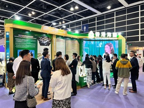Hong Kong Customs has set up a booth at the Hong Kong International Jewellery Show 2023 from March 1 for five consecutive days to step up publicity on the newly introduced regulatory regime for dealers in precious metals and stones, with a view to ensuring a better understanding of the statutory requirements by related dealers and persons as well as a smooth implementation of the regulatory regime. Photo shows the booth of Hong Kong Customs.