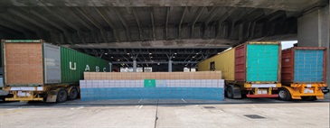 香港海关三月三日采取特别执法行动打击私烟，破获一宗大型走私香烟案件，在青衣和油麻地检获共约二千四百万支怀疑私烟，估计市值约八千九百万元，应课税值约六千万元。图示检获的怀疑私烟。