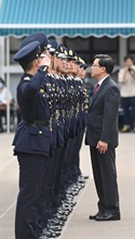 行政长官李家超今日（三月二十四日）在香港海关学员结业会操检阅结业学员。