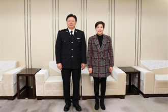 香港海關關長何珮珊（右）今日（三月二十八日）在北京拜訪國家海關總署，與海關總署署長俞建華（左）會面。