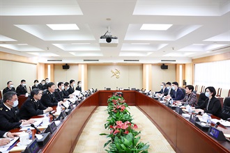 The Commissioner of Customs and Excise, Ms Louise Ho (second right), today (March 28) meets with the Minister of the General Administration of Customs of the People's Republic of China, Mr Yu Jianhua (third left), in Beijing to exchange views on deepening the co-operation between Mainland Customs and Hong Kong Customs.